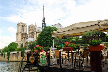 Restaurant on a boat on river Seine with the view of Notre Dame de Paris Cathedral in Paris France Fotografie stock - Microstock e Abbonamento, Codice: 400-04953445