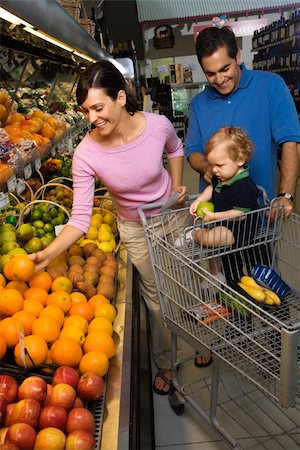 Caucasian mid-adult parents grocery shopping for fruit with male toddler. Photographie de stock - Aubaine LD & Abonnement, Code: 400-04953609
