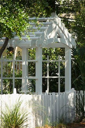 Garden arbor with white picket fence. Fotografie stock - Microstock e Abbonamento, Codice: 400-04953600