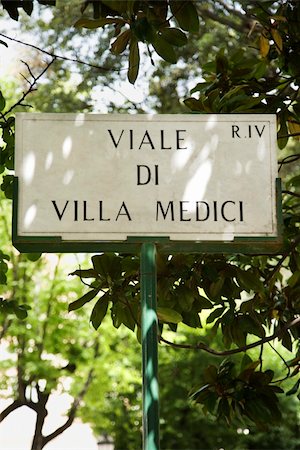 Sign for Viale di Villa Medici in Rome, Italy. Foto de stock - Super Valor sin royalties y Suscripción, Código: 400-04953965