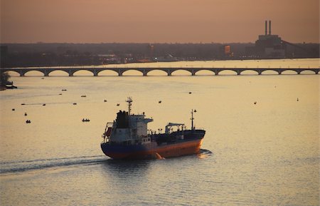fleuve détroit - General industrial view at dawn Photographie de stock - Aubaine LD & Abonnement, Code: 400-04964177
