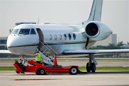 simsearch:400-04463621,k - Small charter jet airplane on the ground Foto de stock - Royalty-Free Super Valor e Assinatura, Número: 400-04964192
