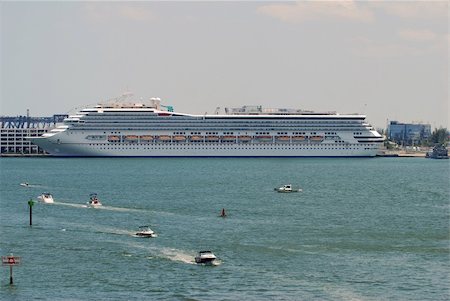 simsearch:400-07975148,k - Cruise liner awaiting passenger embarkation Foto de stock - Super Valor sin royalties y Suscripción, Código: 400-04964347