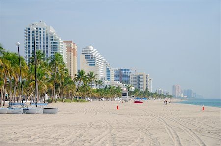 florida beach with hotel - Luxury condominiums on sunny beach Photographie de stock - Aubaine LD & Abonnement, Code: 400-04964696