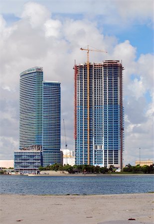 simsearch:400-03939649,k - Residential hi rise buildings on the water Photographie de stock - Aubaine LD & Abonnement, Code: 400-04964930