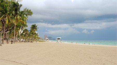 florida beach with hotel - Tropical beach scenery from Ft. Lauderdale Florida Photographie de stock - Aubaine LD & Abonnement, Code: 400-04965255