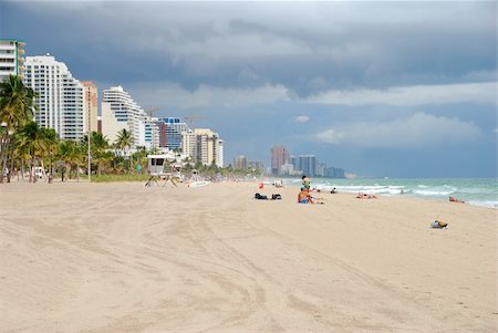 florida beach with hotel - View of Florida beach coastline Photographie de stock - Aubaine LD & Abonnement, Code: 400-04965258