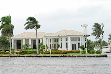 simsearch:400-04967673,k - Modern waterfront home in exclusive south Florida neighborhood Stock Photo - Budget Royalty-Free & Subscription, Code: 400-04966022
