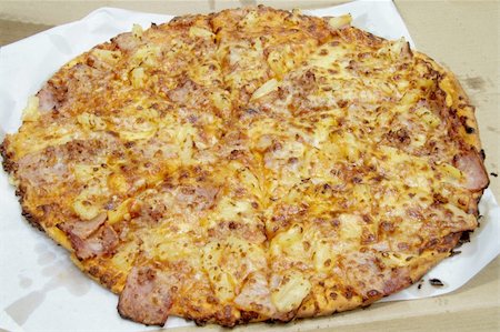 simsearch:400-05172569,k - fresh hawaian  flavored pizza from a box Photographie de stock - Aubaine LD & Abonnement, Code: 400-04966044