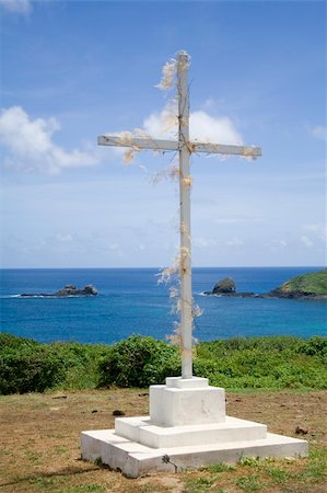 fernando de noronha - A simple white, wooden cross with the great blue ocean in the background! Fotografie stock - Microstock e Abbonamento, Codice: 400-04966401