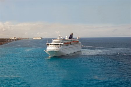 Luxury cruise liner approaching exotic port Stock Photo - Budget Royalty-Free & Subscription, Code: 400-04966435