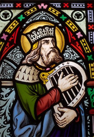 detail of victorian stained glass church window in Fringford depicting King David, the author fo the psalms in the Old testament with a hand harp Foto de stock - Super Valor sin royalties y Suscripción, Código: 400-04967010