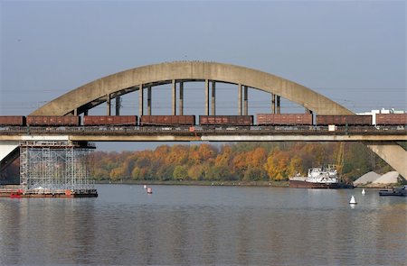 river bed - The railway bridge over the river with freight train passing by. Photographie de stock - Aubaine LD & Abonnement, Code: 400-04967384