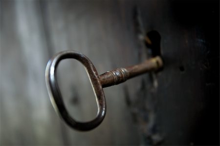 A skeleton key in a black door and lock.  Shallow depth of field. Foto de stock - Super Valor sin royalties y Suscripción, Código: 400-04967504