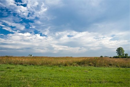 Farmhouse on the Kansas prairie under a cloud-streaked sky Stock Photo - Budget Royalty-Free & Subscription, Code: 400-04967506