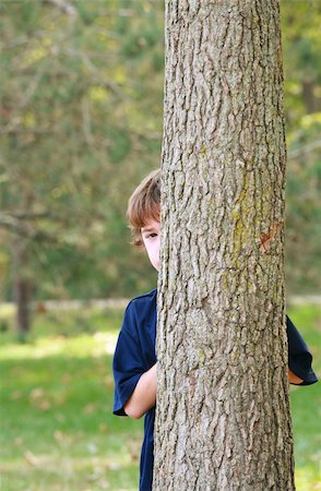 simsearch:400-06130548,k - Young Boy Peeking Around a Tree Foto de stock - Super Valor sin royalties y Suscripción, Código: 400-04967753