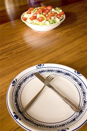 simsearch:400-04299967,k - Bowl of Salad and an Empty Plate Photographie de stock - Aubaine LD & Abonnement, Code: 400-04968510