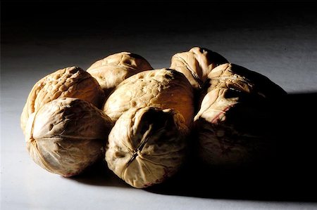 group of 8 walnuts in a close up shot lit from the side to accentuate texture of the shell Foto de stock - Super Valor sin royalties y Suscripción, Código: 400-04968627