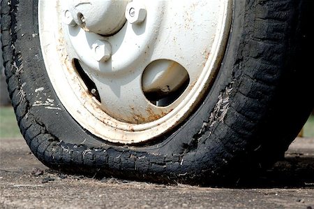 simsearch:400-08495449,k - Old worn flat tyre Foto de stock - Super Valor sin royalties y Suscripción, Código: 400-04969715