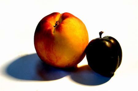 simsearch:400-05196174,k - peach, plums, fruit, eating, food, dieting, vegetarian, ripe, plate, summer, healthy Photographie de stock - Aubaine LD & Abonnement, Code: 400-04960033