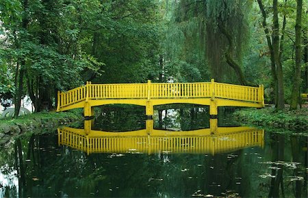 Yellow bridge across the lake Foto de stock - Super Valor sin royalties y Suscripción, Código: 400-04960076