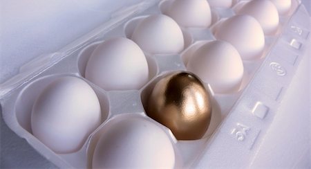 simsearch:400-04499320,k - Dozen white eggs, with one of the eggs in the foreground painted a bright metallic gold. Taken with a Panasonic FZ30. Fotografie stock - Microstock e Abbonamento, Codice: 400-04960769