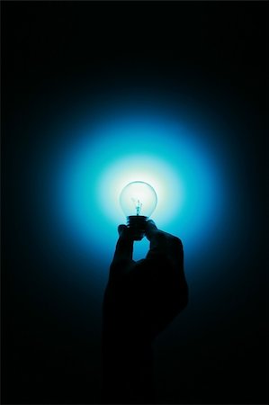 simsearch:640-01354128,k - a hand holding a glowing blue light bulb Photographie de stock - Aubaine LD & Abonnement, Code: 400-04961046