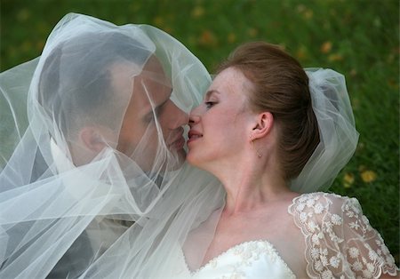 diadème - The groom and the bride kiss having closed by a veil Stock Photo - Budget Royalty-Free & Subscription, Code: 400-04961798