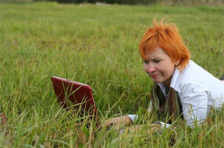 simsearch:400-04651437,k - young woman with red notebook on grass Stockbilder - Microstock & Abonnement, Bildnummer: 400-04962221