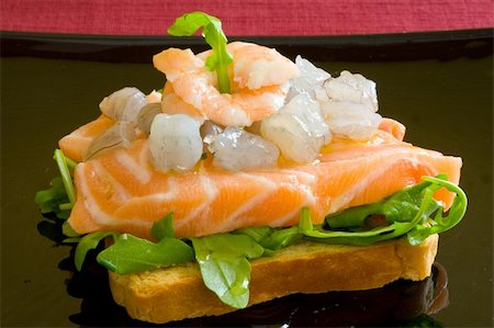 simsearch:400-04393234,k - fresh salmon slice on a platter with salad and prawns over toast bread Photographie de stock - Aubaine LD & Abonnement, Code: 400-04962434
