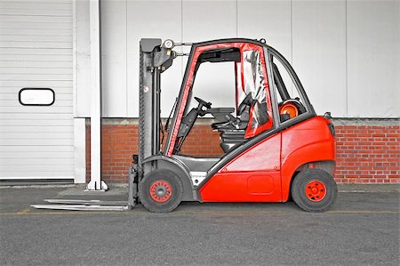 simsearch:400-04189091,k - Big red fork lifter truck in storehouse Fotografie stock - Microstock e Abbonamento, Codice: 400-04963797
