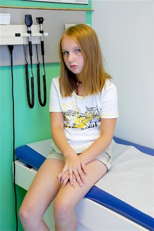 simsearch:400-04453944,k - Young girl waiting in doctor's office Foto de stock - Super Valor sin royalties y Suscripción, Código: 400-04974992