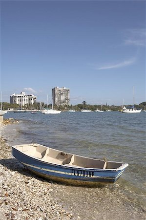 small wooden boat on the shoreline of island park with the skyline of sarasota in the background florida united states taken in march 2006 Foto de stock - Super Valor sin royalties y Suscripción, Código: 400-04975116