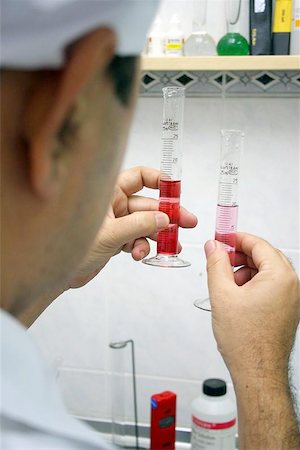 A man doing lab experiment Foto de stock - Super Valor sin royalties y Suscripción, Código: 400-04975551