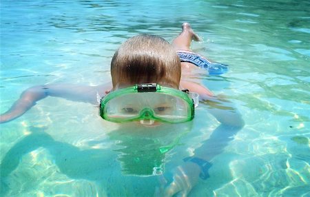 simsearch:400-05879035,k - Boy in Swimming, Malta, Blue Lagoon Fotografie stock - Microstock e Abbonamento, Codice: 400-04975692