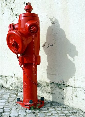 Red hydrant in the street Fotografie stock - Microstock e Abbonamento, Codice: 400-04976206