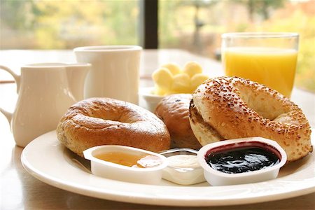 sesame bagel - Classic breakfast of coffee, toasted bagels with butter and orange juice Foto de stock - Super Valor sin royalties y Suscripción, Código: 400-04976908