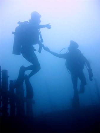 deep sea ship wreck photos - divers begin ascent from wreck in puerto galera in the philippines Stock Photo - Budget Royalty-Free & Subscription, Code: 400-04977138