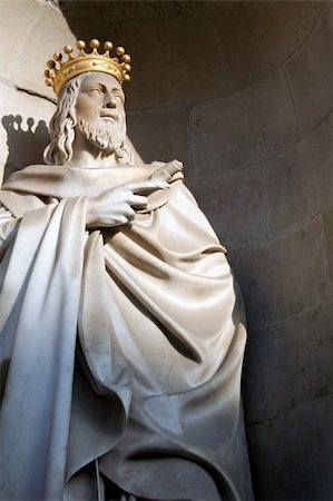 Statue of  Jaume I  the Conqueror,  King of the Aragon Crown, encouraged bij the archbishop of Tarragona (1235). The marble looks like smooth silk. Stockbilder - Microstock & Abonnement, Bildnummer: 400-04977662