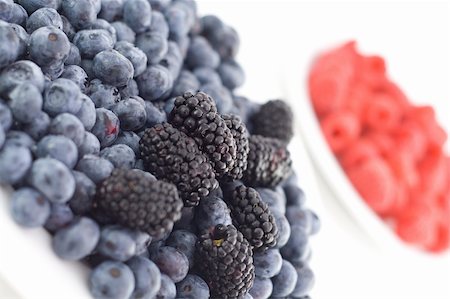 photos of blueberries for kitchen - Mixed berries on a plate with raspberries in the background Foto de stock - Super Valor sin royalties y Suscripción, Código: 400-04978082