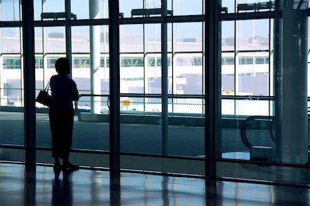 plane delay - Woman waiting at the international airport terminal Stock Photo - Budget Royalty-Free & Subscription, Code: 400-04978385