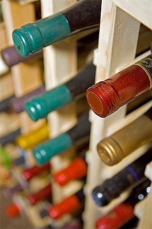 simsearch:400-08791429,k - Weinflaschen im Weinregal Stockbilder - Microstock & Abonnement, Bildnummer: 400-04979606