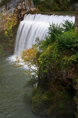 simsearch:400-05017583,k - Waterfall fresh in autumn season Foto de stock - Super Valor sin royalties y Suscripción, Código: 400-04979693