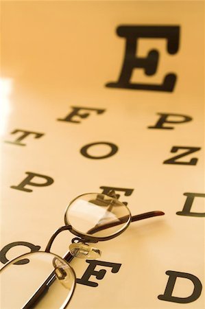 simsearch:400-05381013,k - optometrist eye test chart orange Photographie de stock - Aubaine LD & Abonnement, Code: 400-04970897