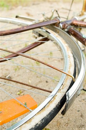 rim sand - abandoned bicycle left on sandy beach Stock Photo - Budget Royalty-Free & Subscription, Code: 400-04970955