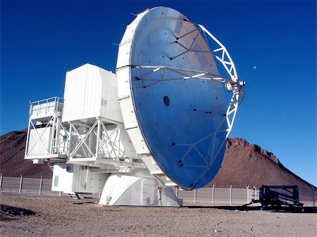 radio astronomy - Radio telescope at a high alititude site with moon in background. Photographie de stock - Aubaine LD & Abonnement, Code: 400-04971772