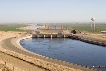 The Dos Amigos pumping plant pushes water up hill on the San Luis Canal, part of the California Aqueduct system. Photographie de stock - Aubaine LD & Abonnement, Code: 400-04972468