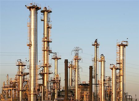 sparky2000 (artist) - The towers and piples of an oil refinery. Photographie de stock - Aubaine LD & Abonnement, Code: 400-04972461