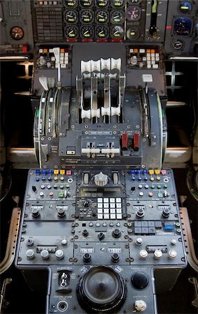 sparky2000 (artist) - The complex throttle controls in a 747 jumbo-jet cockpit. Photographie de stock - Aubaine LD & Abonnement, Code: 400-04972621