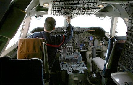 sparky2000 (artist) - A pilot runs through a systems check prior to take-off in a 747 jumbo jet. Photographie de stock - Aubaine LD & Abonnement, Code: 400-04972632